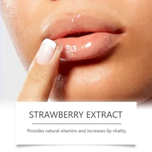 Primer plano de exfoliante labial hidratante con extracto de fresa para labios suaves y lisos.
