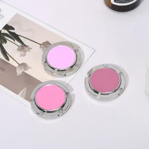 Close-up van draagbare opvouwbare metalen tashaken in diverse roze tinten