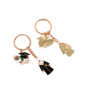 Elegante llavero de oro rosa con dijes de toga y birrete para regalos de graduación