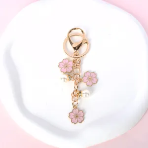 Detalle del llavero de flores de cerezo rosa con elegantes toques de perla