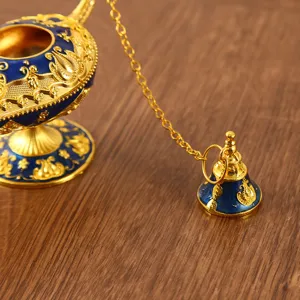 Detailopname van het sierlijke blauwe en gouden Aladin-lampdeksel met gouden ketting