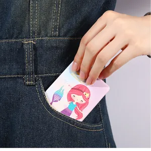 Nahaufnahme eines tragbaren Leder-Make-up-Spiegels mit Meerjungfrau-Motiv in einer Tasche