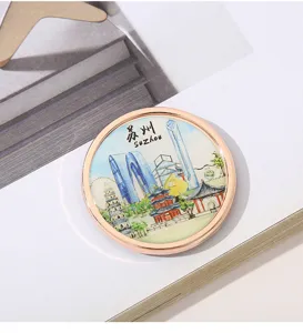 Detail eines runden Metall-Souvenirmagneten aus Suzhou mit farbenfrohen Stadtillustrationen