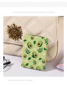 Detailaufnahme eines tragbaren Make-up-Spiegels mit einem süßen Avocado-Leder-Muster