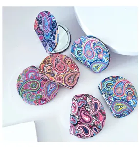 Detailansicht halbkreisförmiger Taschenspiegel mit klassischen Paisley-Mustern im Boho-Stil