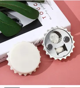 Vista detallada del abrebotellas magnético con forma de tapón y mecanismo de apertura