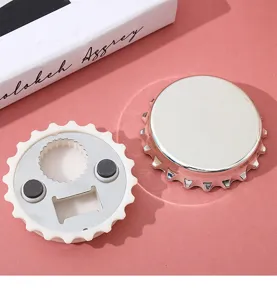 Detalle de abrebotellas magnético con forma de tapón que muestra la parte trasera imantada