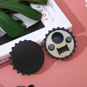 Abridor de botellas magnético para nevera en negro mate, detalle del frente y la parte posterior