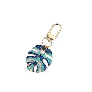 Monstera Blatt Emaille Schlüsselanhänger mit goldfarbenem Metallverschluss in Blau