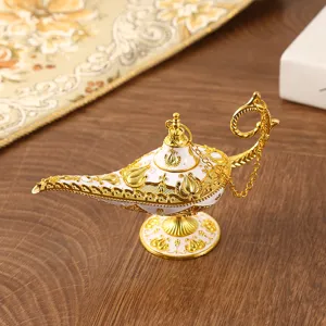 Gedetailleerde macro-weergave van een versierde goud en witte Aladdin lamp decor