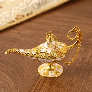 Gedetailleerde goud-witte Aladdin wonderlamp met reliëf bloemmotieven voor decoratie.