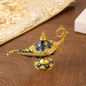 Close-up van een sierlijke gouden en blauwe Aladin-lamp met verfijnde paleispatronen.