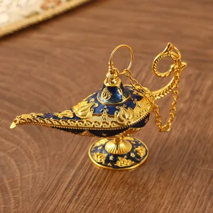 Macro-opname van de gouden florale gravures op een luxe blauwe Aladdin lamp ornament