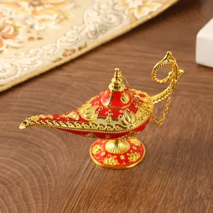 Detailweergave van een luxe rood-gouden Aladdin-lamp met fijne bloemmotieven voor huis.