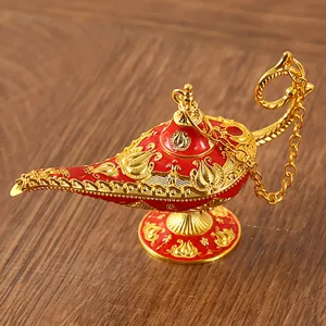 Detailopname van een goud-rode Aladin-lamp met verfijnde patronen in paleisstijl