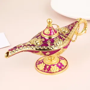 Vue détaillée d'une lampe d'Aladin décorative violette et dorée pour une décoration chic.