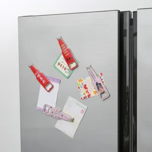 Primer plano de imanes de nevera con forma de botella que sujetan notas en una puerta