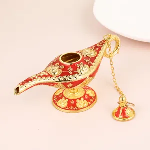 Détail d'une magnifique lampe magique d'Aladdin en métal rouge et or pour décoration.