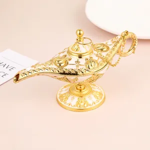Détail d'un ornement de lampe d'Aladdin rétro avec relief doré et émail crème élégant.