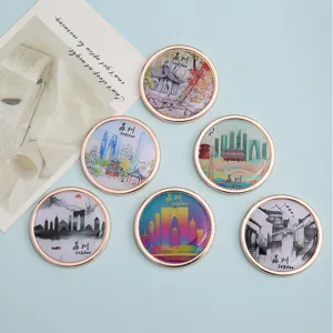Primer plano de imanes de nevera circulares con monumentos de Suzhou sobre fondo azul