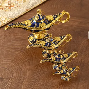 Detailweergave van vier gouden Aladin-lampen in verschillende maten op houten tafel.