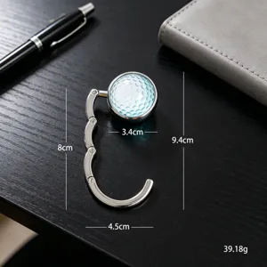 Detaillierte Größenangaben für faltbaren Metall-Taschenhaken mit blauem Golfball-Dekor