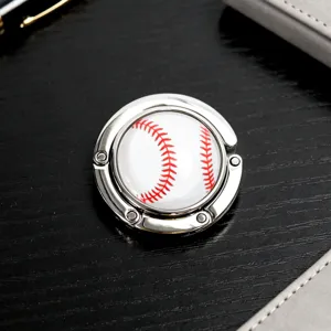 Detailansicht eines tragbaren faltbaren Taschenhakens aus Metall mit Baseball-Design