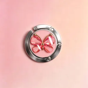 Detailansicht eines eleganten klappbaren Taschenhalters aus Metall mit Schmetterling