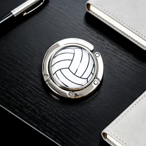 Detailansicht eines faltbaren Taschenhalters aus Metall mit weißem Volleyball-Muster