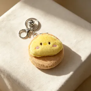 Primo piano dettagliato di un simpatico specchio da tasca in peluche a pulcino con portachiavi