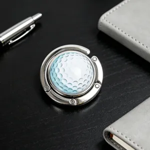 Detailansicht eines tragbaren faltbaren Taschenhakens aus Metall mit Golfball-Design