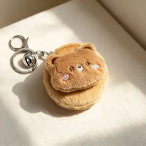 Dettaglio di un simpatico specchio da trucco in peluche a forma di orso con portachiavi