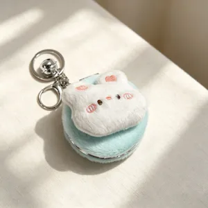 Dettaglio di specchio portatile in peluche a forma di coniglio con portachiavi e campanello