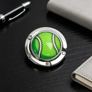 Nahaufnahme eines tragbaren faltbaren Handtaschenhalters aus Metall mit Baseball-Design