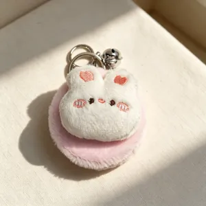 Dettaglio ravvicinato della morbida consistenza di questo specchio portatile a coniglietto