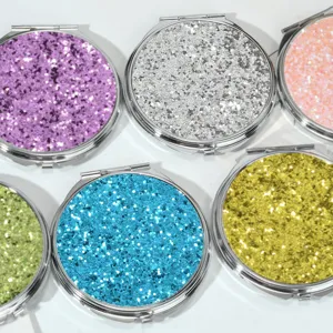 Gros plan de miroirs de poche à paillettes colorées dans diverses teintes vives