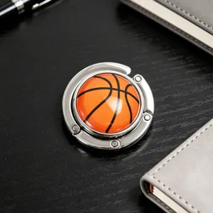 Nahaufnahme eines tragbaren faltbaren Taschenhalters aus Metall mit Basketball-Design