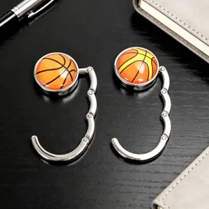 Tragbarer faltbarer Metalltaschenhaken mit Basketballmuster für Tische und Schreibtische