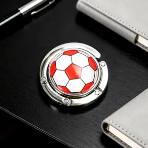 Detailansicht eines tragbaren faltbaren Metall-Taschenhalters mit rotem Fußballmuster