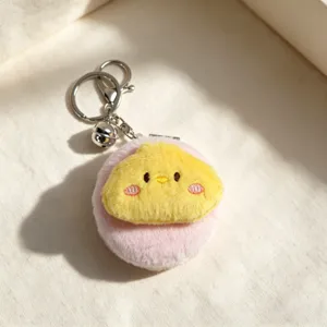 Vista dettagliata di uno specchio da borsa in peluche a forma di pulcino rosa e giallo