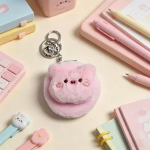 Dettaglio dello specchio portatile in peluche a forma di maialino rosa con portachiavi a campanello
