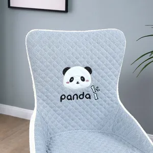 Détail de housse de chaise de salle à manger matelassée avec broderie panda et texture.