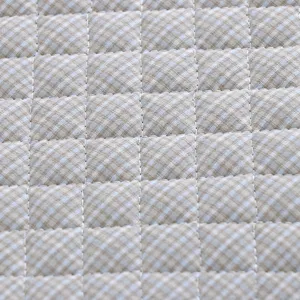 Detailansicht von gestepptem Karostoff für Stuhlhussen in Beige und Blau, weich.