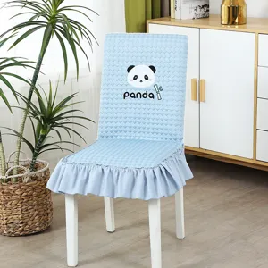Vista detallada de funda de silla acolchada azul claro con lindo patrón de panda y volante.