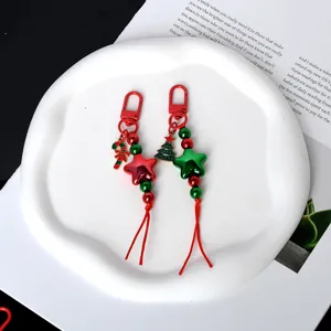 Zwei festliche Weihnachts-Taschenanhänger mit süßen Stern- und Baum-Anhängern in Rot und Grün