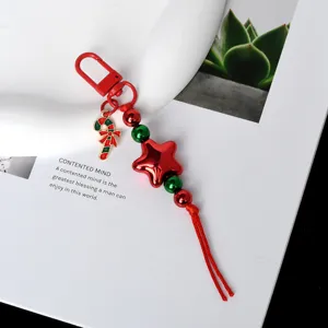 Nahaufnahme eines weihnachtlichen Schlüsselanhängers mit Stern und Zuckerstange Motiven.
