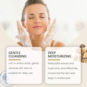 Dettaglio della schiuma detergente viso agli amminoacidi per una cura delicata quotidiana.