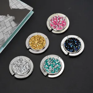 Detailoverzicht van vijf sprankelende opvouwbare tashaken met luxe strass-steentjes