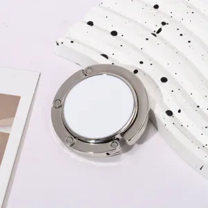 Een gedetailleerde weergave van een draagbare metalen tassenhaak in zilver en wit.