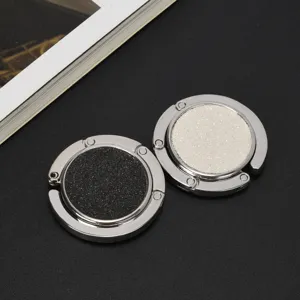 Detailansicht tragbarer runder Taschenhalter mit schwarzem und weißem Glitzereinsatz